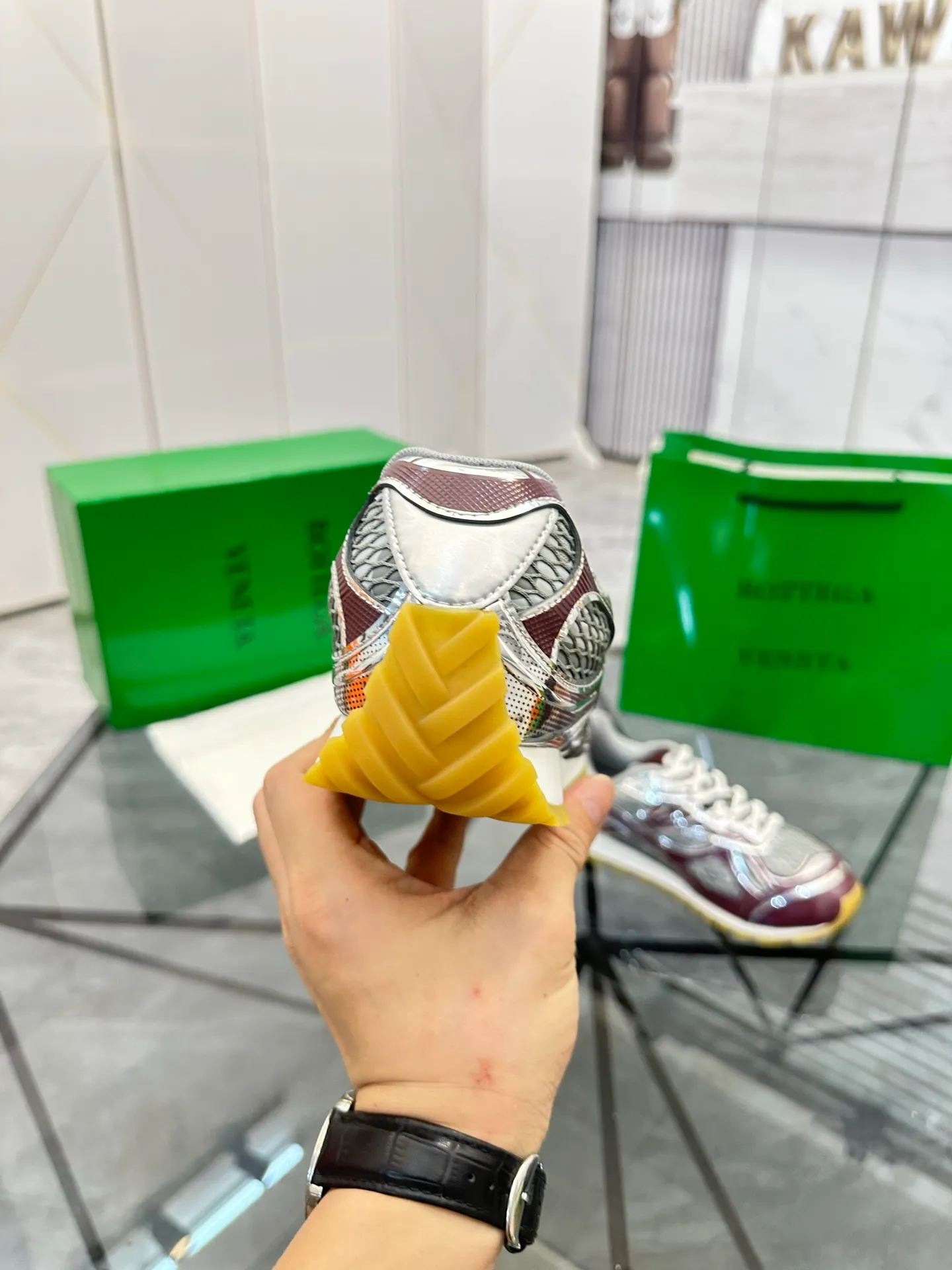 Factory men's shoes 💰: 620💰 (top version) BV Orbit sneakers Wang Yibo's same style couple's dad shoes Runner sneakers, made of lightweight technical mesh fabric. Matched with geometric pattern designed rubber outsole Wang Zha series high version Look for the package craftsmanship The actual height is much higher, but the legs are still slim. Very nice and playable and durable Matching to the standard 💯 Package shoe technology Look for the high version The outsole is made of color-blocked TPU outsole Women's model 35 36 37 38 39 40 41 (40 41 customized) Men's model 38 39 40 41 42 43 44 45. (Customized size 38 45.46) No. H345